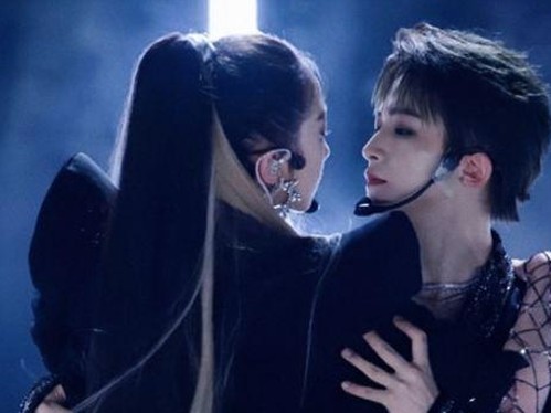 练束梅撞脸张钧甯引网友热议 直播间吃瓜氛围活跃