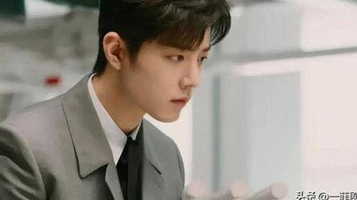 何炅最新视频引爆吃瓜热潮，揭秘娱乐圈大瓜背后真相