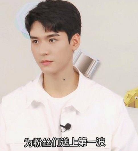 暖暖直播间人气爆棚，明星吃紫薇瓜也成新风潮！