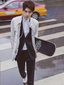 暖暖直播间人气爆棚，明星吃紫薇瓜也成新风潮！